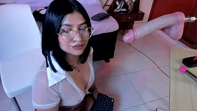 Snapshot of zaraywhitmore chatting on April 8, 2026, 6:20 pm zaraywhitmore online show from April 8, 2026, 6:20 pm