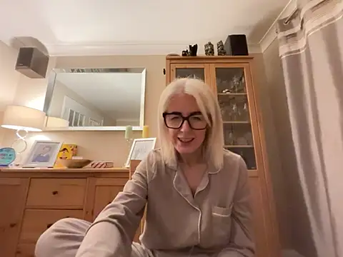 Snapshot of Laylaskyexx chatting on April 22, 2026, 9:43 pm Laylaskyexx online show from April 22, 2026, 9:43 pm