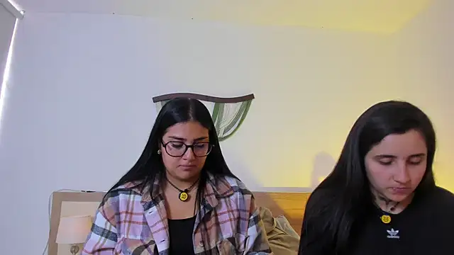 Elisa n Emma online show from April 20, 2026, 7:26 pm