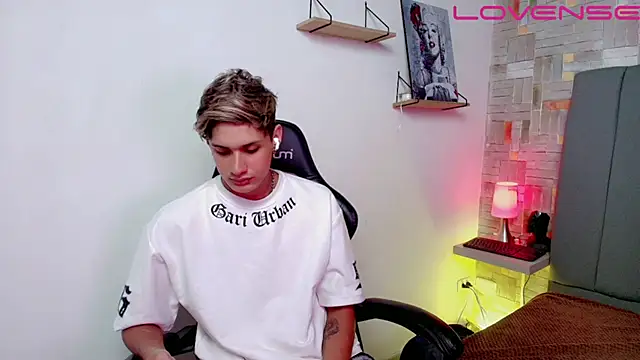 flaquito    online show from April 7, 2026, 8:43 pm