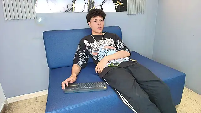 GOMEZZ 07 online show from April 7, 2026, 7:37 pm