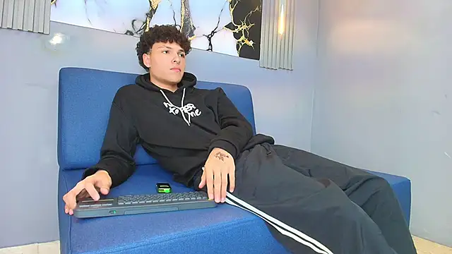 GOMEZZ 07 online show from April 8, 2026, 7:37 pm