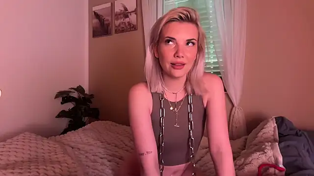 Foxy  Bite online show from April 11, 2026, 9:35 am