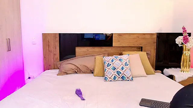 LaraBelmon online show from April 15, 2026, 11:49 pm