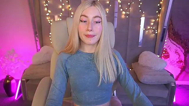 Snapshot of MelaniiePlay chatting on May 18, 2026, 1:38 pm MelaniiePlay online show from May 18, 2026, 1:38 pm