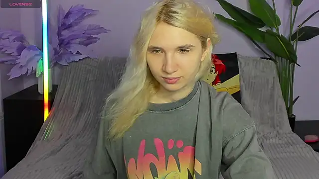 Snapshot of Kitty_Blondie chatting on April 6, 2026, 2:29 am Kitty Blondie online show from April 6, 2026, 2:29 am