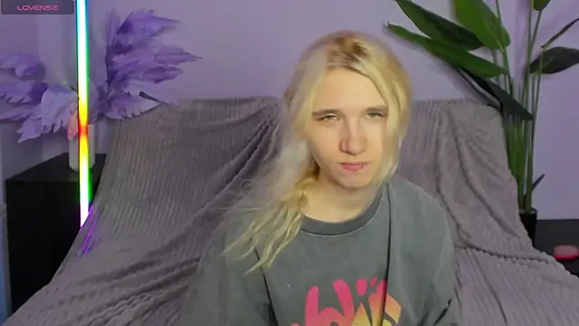 Snapshot of Kitty_Blondie chatting on April 6, 2026, 4:46 am Kitty Blondie online show from April 6, 2026, 4:46 am