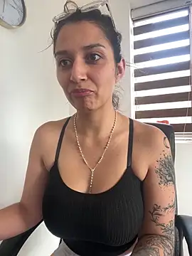 Isabella varella- online show from April 28, 2026, 1:15 pm