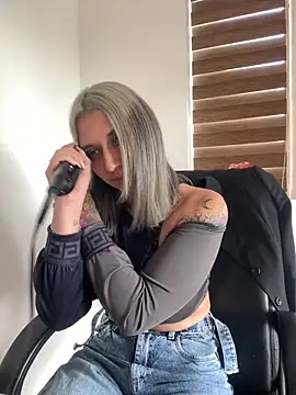 Isabella varella- online show from May 14, 2026, 1:30 pm