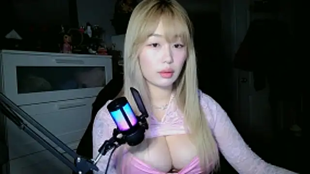 Snapshot of obeycarrienoona chatting on April 8, 2026, 12:23 am obeycarrienoona online show from April 8, 2026, 12:23 am