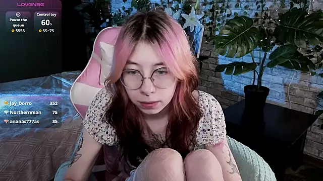 Snapshot of Alice_Nyx chatting on July 16, 2026, 1:46 am Alice Nyx online show from July 16, 2026, 1:46 am
