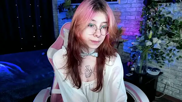Snapshot of Alice_Nyx chatting on July 4, 2026, 8:35 pm Alice Nyx online show from July 4, 2026, 8:35 pm