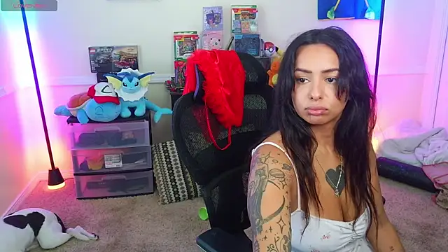 Snapshot of Controllercutie chatting on June 8, 2026, 5:35 pm Controllercutie online show from June 8, 2026, 5:35 pm