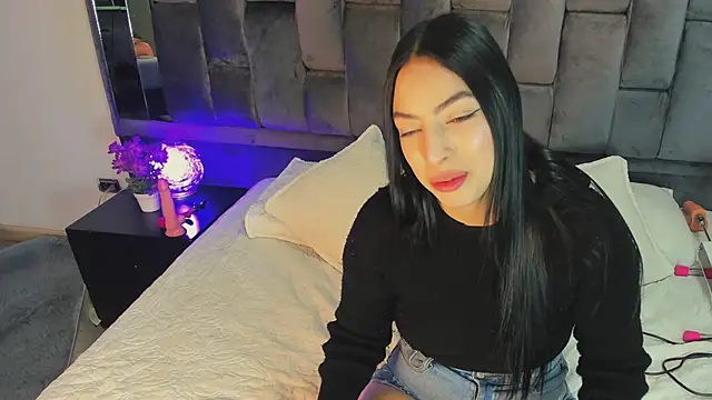 Ashly bloom  online show from May 24, 2026, 3:39 am