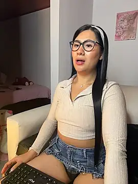 EvelynLeen  online show from April 7, 2026, 11:45 am