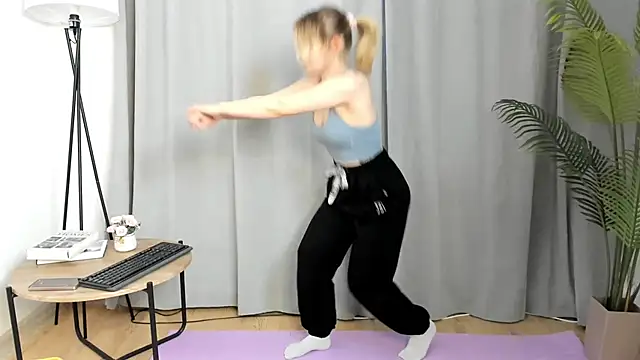 Snapshot of RoxieKaus chatting on April 7, 2026, 6:26 am RoxieKaus online show from April 7, 2026, 6:26 am