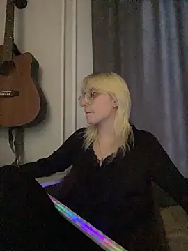 Snapshot of Picxel_ chatting on April 7, 2026, 2:35 am Picxel online show from April 7, 2026, 2:35 am