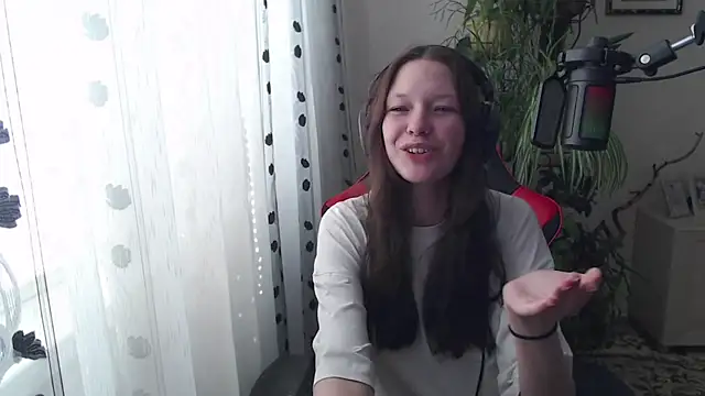 Snapshot of PunyKnee chatting on April 8, 2026, 10:06 am PunyKnee online show from April 8, 2026, 10:06 am