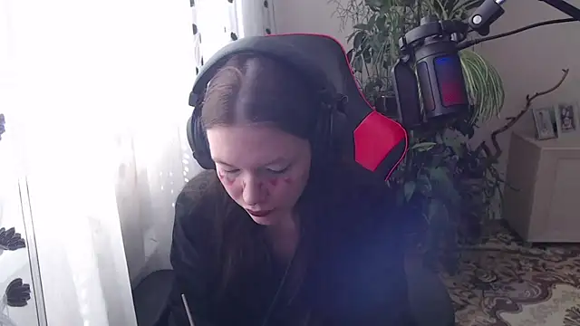 Snapshot of PunyKnee chatting on April 7, 2026, 10:06 am PunyKnee online show from April 7, 2026, 10:06 am