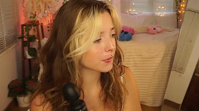 Snapshot of LoraDollie chatting on July 6, 2026, 4:19 am LoraDollie online show from July 6, 2026, 4:19 am