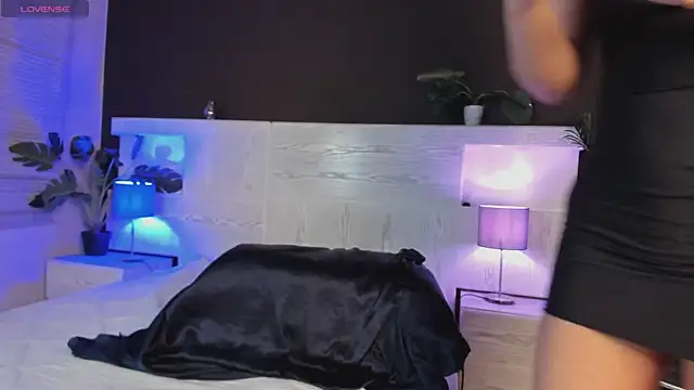 angelina hilton online show from July 4, 2026, 11:49 am