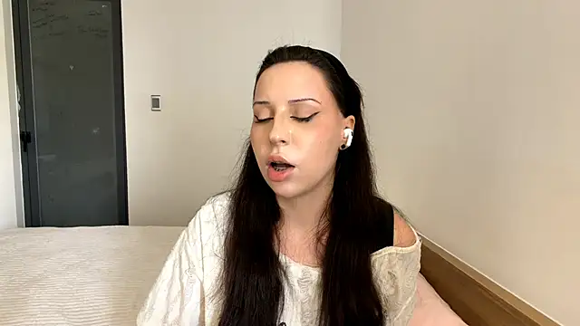 Snapshot of VinitaAskia chatting on April 9, 2026, 4:58 am VinitaAskia online show from April 9, 2026, 4:58 am