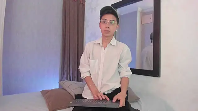 Snapshot of youn_rider chatting on May 19, 2026, 7:54 pm youn rider online show from May 19, 2026, 7:54 pm