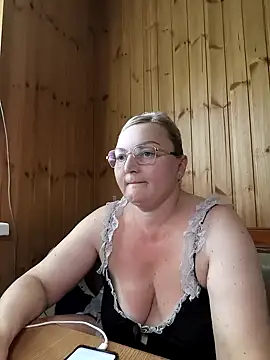 Snapshot of White-Chocolatte chatting on May 7, 2026, 1:03 pm White-Chocolatte online show from May 7, 2026, 1:03 pm