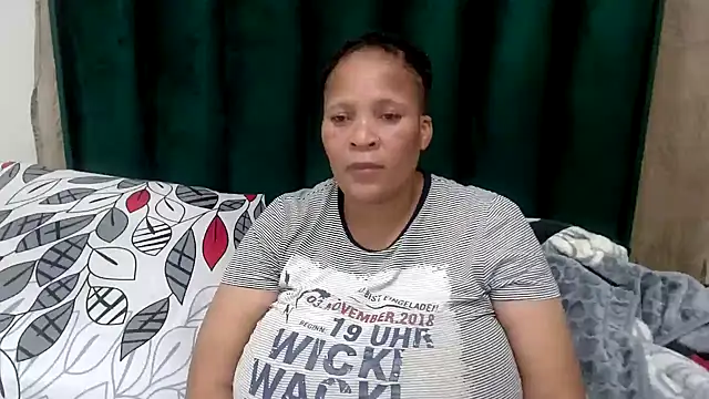 Snapshot of CaramelMelons78 chatting on April 25, 2026, 9:34 pm CaramelMelons78 online show from April 25, 2026, 9:34 pm