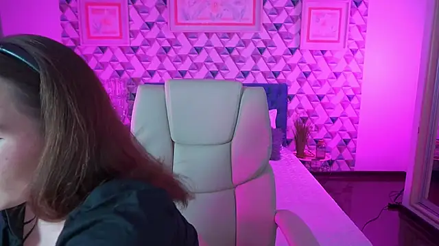 VikVikLove online show from April 23, 2026, 1:02 pm