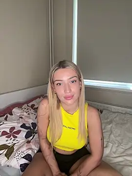 Snapshot of BlondeChiara chatting on April 8, 2026, 6:20 pm BlondeChiara online show from April 8, 2026, 6:20 pm