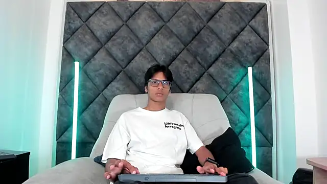 LiamKron online show from May 16, 2026, 10:36 am