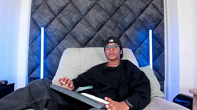 LiamKron online show from May 12, 2026, 11:49 am