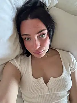 Snapshot of LucyHotty_ chatting on May 20, 2026, 8:00 am LucyHotty online show from May 20, 2026, 8:00 am