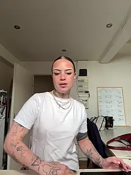 liloutatoou online show from April 15, 2026, 12:21 pm