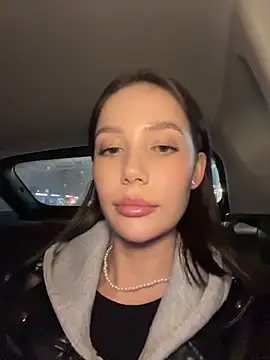 Snapshot of BabyFawn chatting on April 10, 2026, 6:04 pm BabyFawn online show from April 10, 2026, 6:04 pm