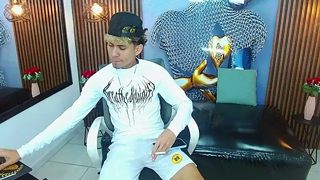 Snapshot of Skinny_cute_Alyer chatting on July 4, 2026, 2:18 am Skinny cute Alyer online show from July 4, 2026, 2:18 am
