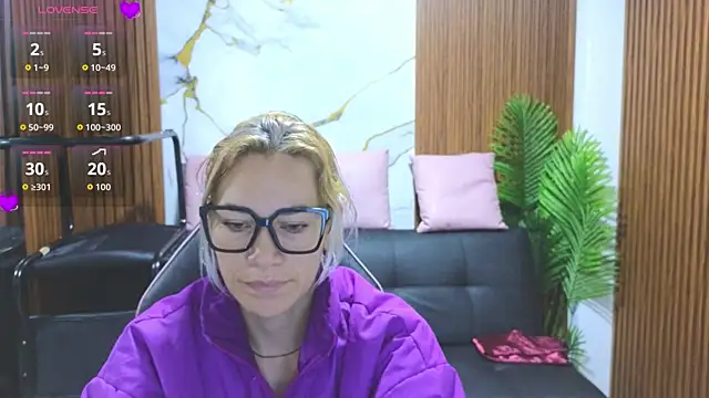 Snapshot of alonddra_tay chatting on July 17, 2026, 11:40 am alonddra tay online show from July 17, 2026, 11:40 am