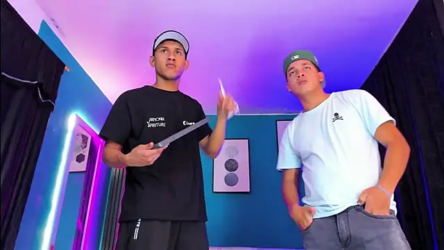  HotWildwolves online show from April 9, 2026, 11:55 pm