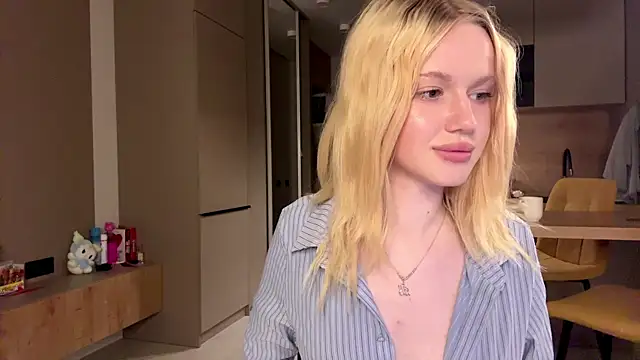 moonavelle online show from May 19, 2026, 1:56 am