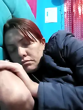 carolinhe26 online show from April 16, 2026, 10:45 pm