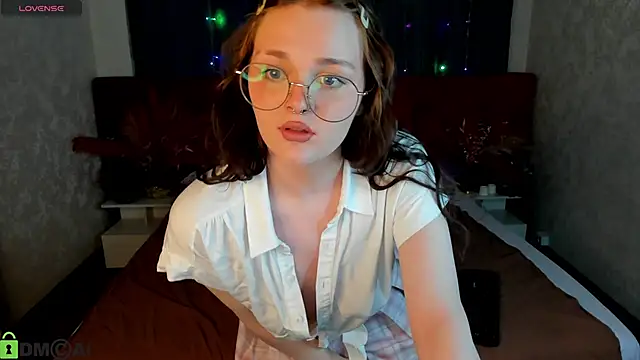 Emilly Hiil online show from April 26, 2026, 1:14 am