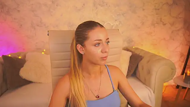 Snapshot of DoveLovee chatting on June 15, 2026, 1:11 pm DoveLovee online show from June 15, 2026, 1:11 pm