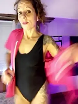 LauKiss online show from April 12, 2026, 7:50 pm