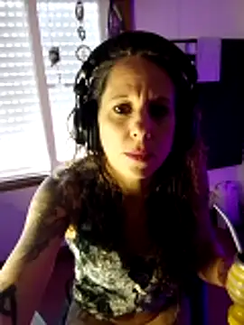 LauKiss online show from April 11, 2026, 7:17 pm