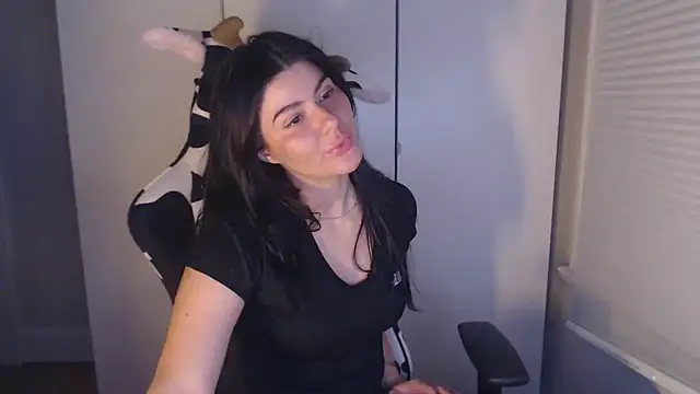 cassiealvarez online show from July 8, 2026, 2:03 am