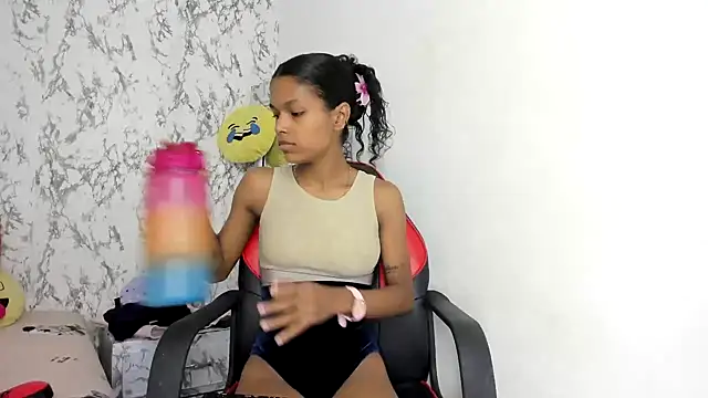 Snapshot of suriFoster chatting on July 16, 2026, 6:16 pm suriFoster online show from July 16, 2026, 6:16 pm