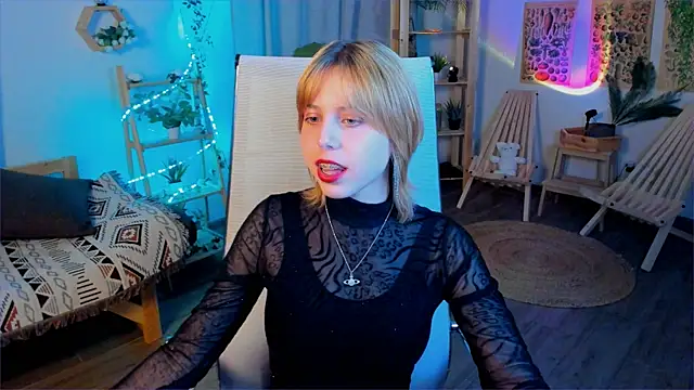 Snapshot of VivienneHebert chatting on April 24, 2026, 12:29 pm VivienneHebert online show from April 24, 2026, 12:29 pm