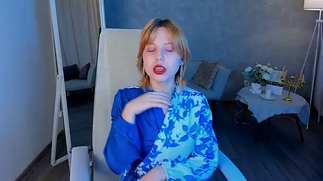 Snapshot of VivienneHebert chatting on April 25, 2026, 10:07 am VivienneHebert online show from April 25, 2026, 10:07 am