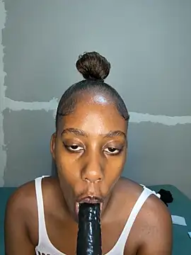 petite bee online show from April 16, 2026, 9:39 pm